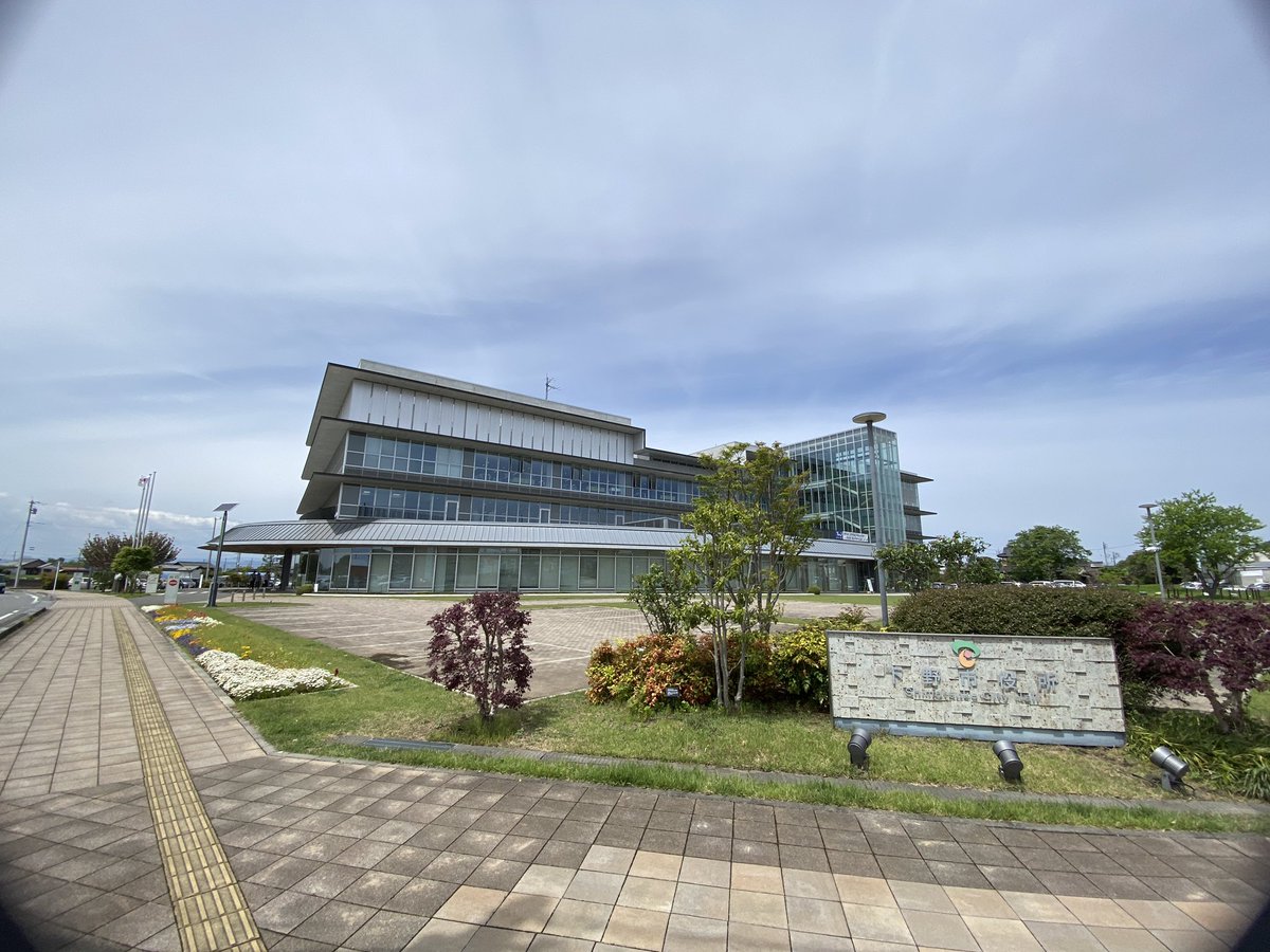 こんにちは

今日は下野市に行ってきました。

下野市民活動センターしもぷらの入口には、画家の山根吉雄さんの作品が飾られています。

その後、下野市役所へ行き創作現場へ想いを馳せてきました。