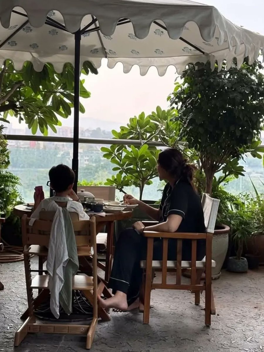 Filmy_Galaxy's tweet image. Pure family love and wholesome vibes 😍✨
Sonam Kapoor shares heartwarming moments that are too precious to miss 💖
#SonamKapoor #FamilyTime #WholesomeMoments #LoveAndJoy #CelebrityLife #ViralVibes #FilmyGalaxy