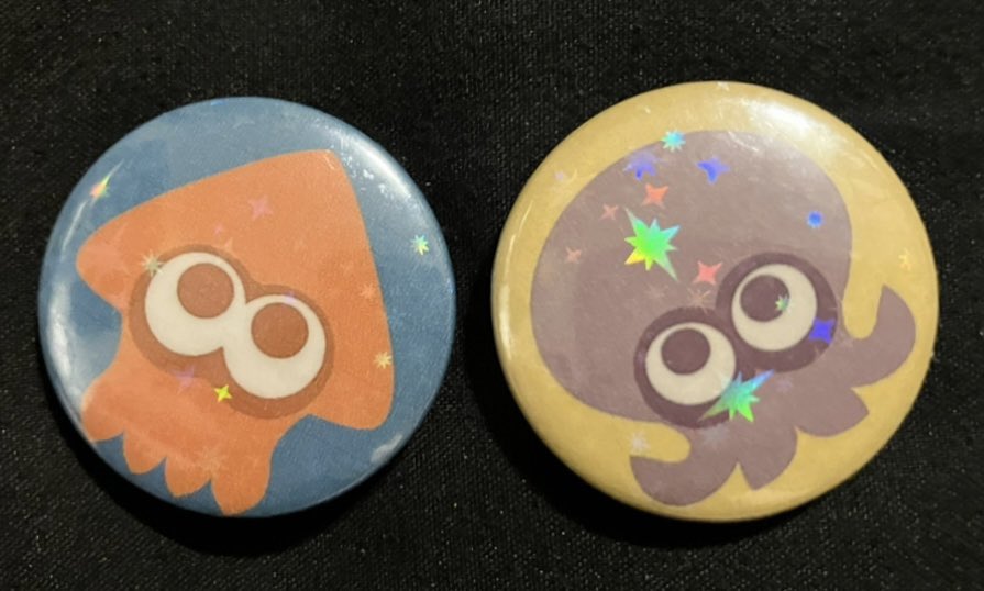 Went to a con today and one of the booths had some spl4toon buttons and I was able to find 2 that match Plum and Clementines colours!!
Finally I can rep my funny little cephalopods!