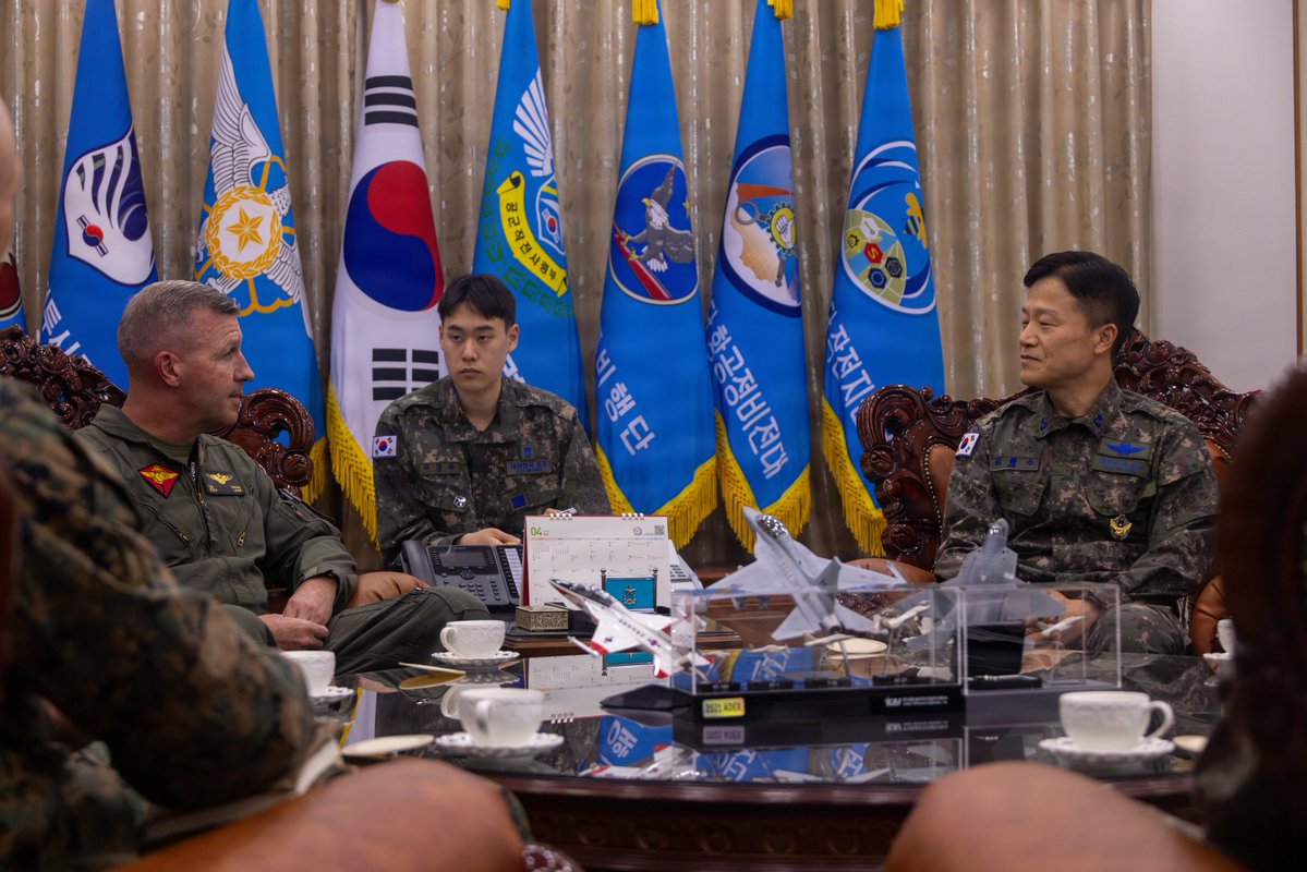 1stMAW_Marines's tweet image. U.S. #Marine Corps Brig. Gen. Simon Doran, the commanding general of 1st MAW, meets with Republic of Korea Air Force Brig. Gen. Kim Jungsoo, the commander of 1st Fighter Wing, during Korean Marine Exchange Program 26.1.

📍Gwangju Air Base, Gwangju, South Korea, April 1, 2026