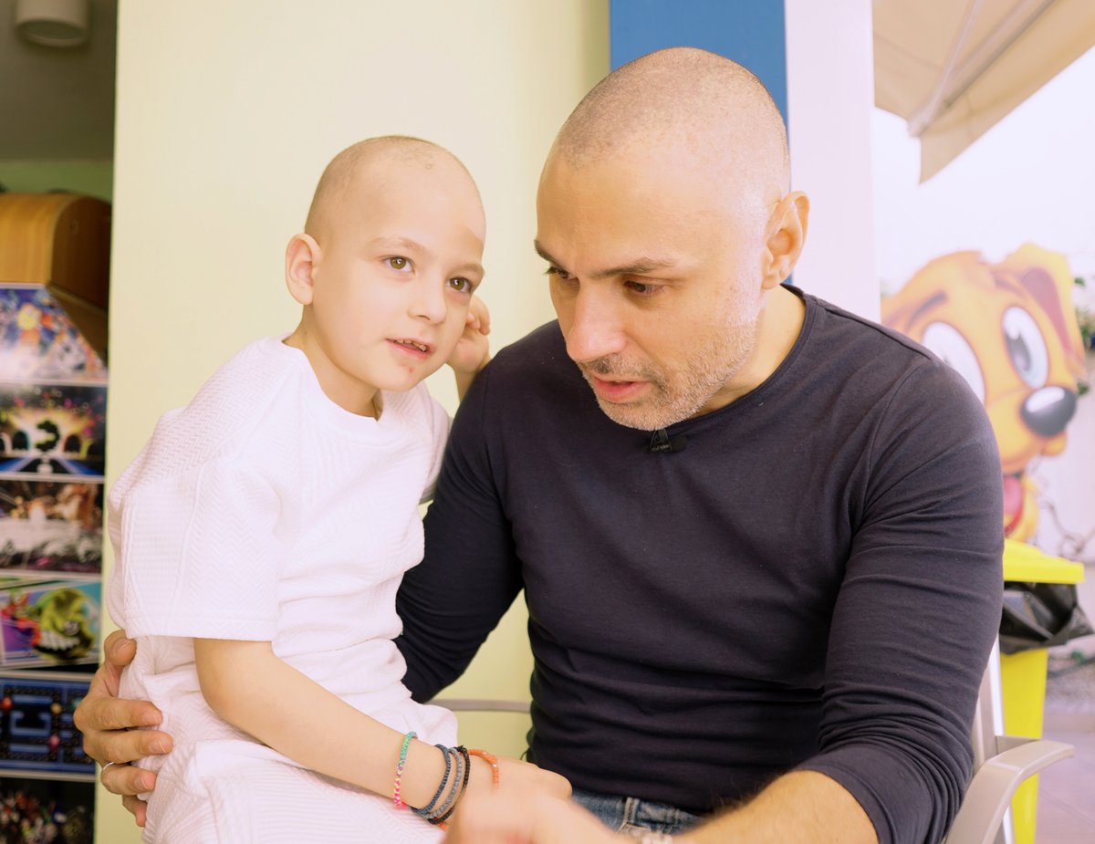 Ο μικρός Γιωργάκης, ο «Κλέφτης Διαμαντιών», πέθανε χθες ανήμερα της γιορτής του από την επάρατο. Έφυγε στην αγκαλιά του μπαμπά του, με την φροντίδα των γιατρών και του προσωπικού. Έγινε τελικά η μ@%@κία, όπως το είχε πει αυτός ο μικρός – και δεν πρόλαβε να πάει σχολείο.