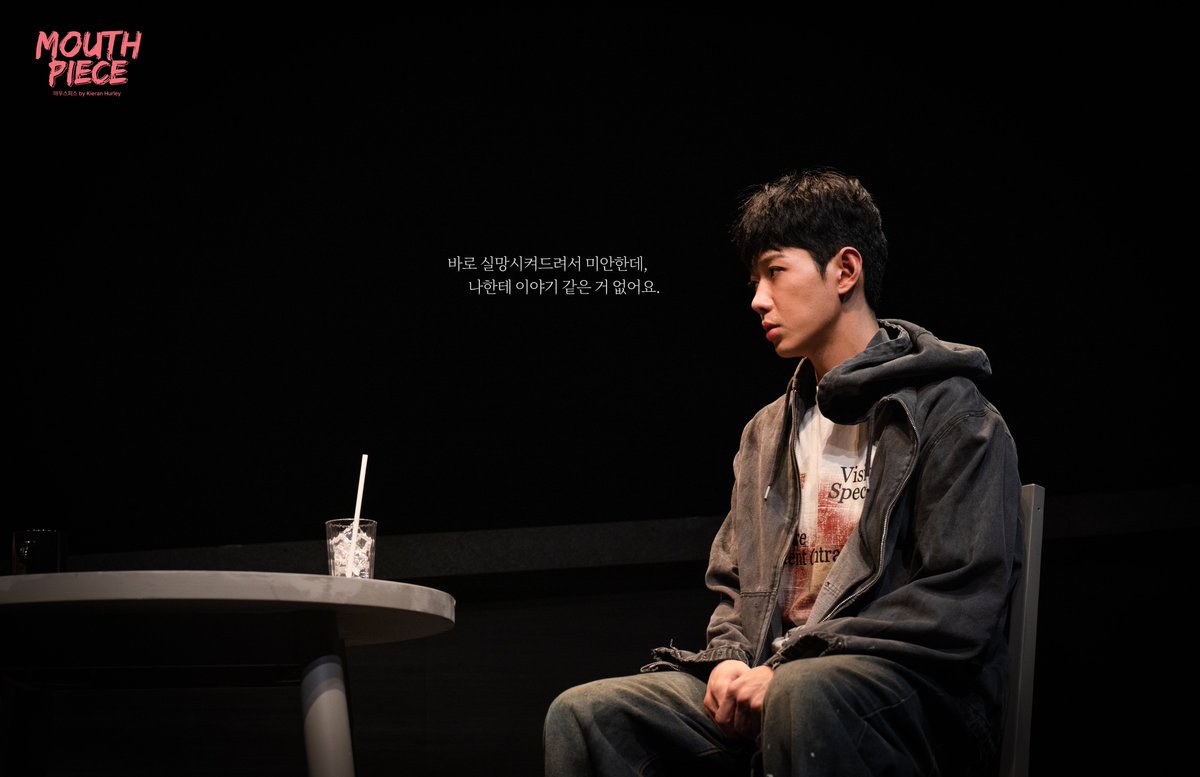 thebestplays's tweet photo. #연극열전10 #마우스피스

"나는 손을 들어요. 나는 말합니다." 

연극 <마우스피스> 공연 사진 공개! 

리비 #김여진 #우정원 #김정
데클란 #전성우 #이재균 #문유강 

-
26.4.4.-6.21.
예스24아트원 2관 https://t.co/xzvn9QA1Bu