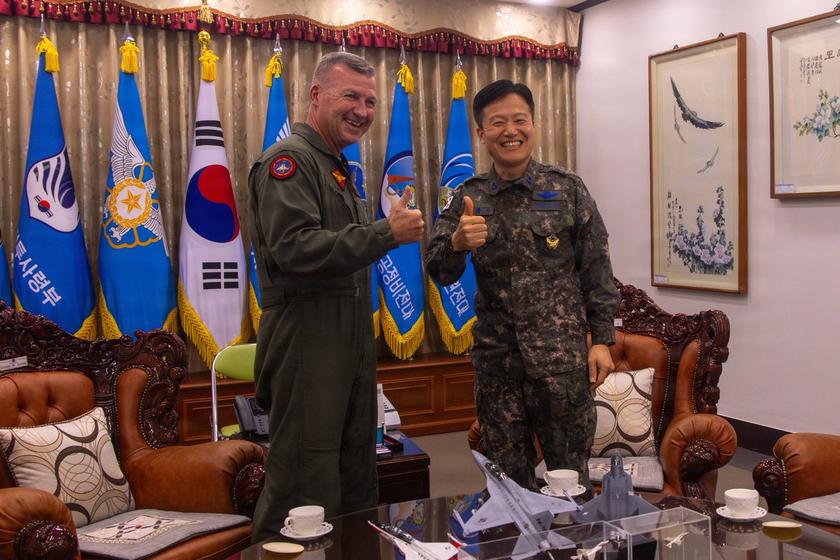 1stMAW_Marines's tweet image. U.S. #Marine Corps Brig. Gen. Simon Doran, the commanding general of 1st MAW, meets with Republic of Korea Air Force Brig. Gen. Kim Jungsoo, the commander of 1st Fighter Wing, during Korean Marine Exchange Program 26.1.

📍Gwangju Air Base, Gwangju, South Korea, April 1, 2026