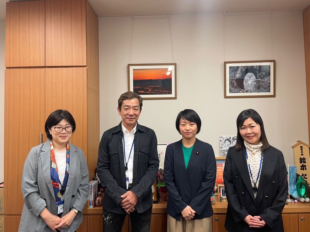 GPE_Japan_PR's tweet photo. GPE Japanです😀
昨日、GPE Japanチームは鈴木貴子衆議院議員と面談し、GPEの活動報告とJapan Alliance for Holistic Education(JAHE) の設立についてご説明させていただきました!
鈴木先生、いつも暖かいご支援と力強いご助言をありがとうございます😊♪
#GPE #MultiplyPossibility #JAHE https://t.co/qzLW5sngbT
