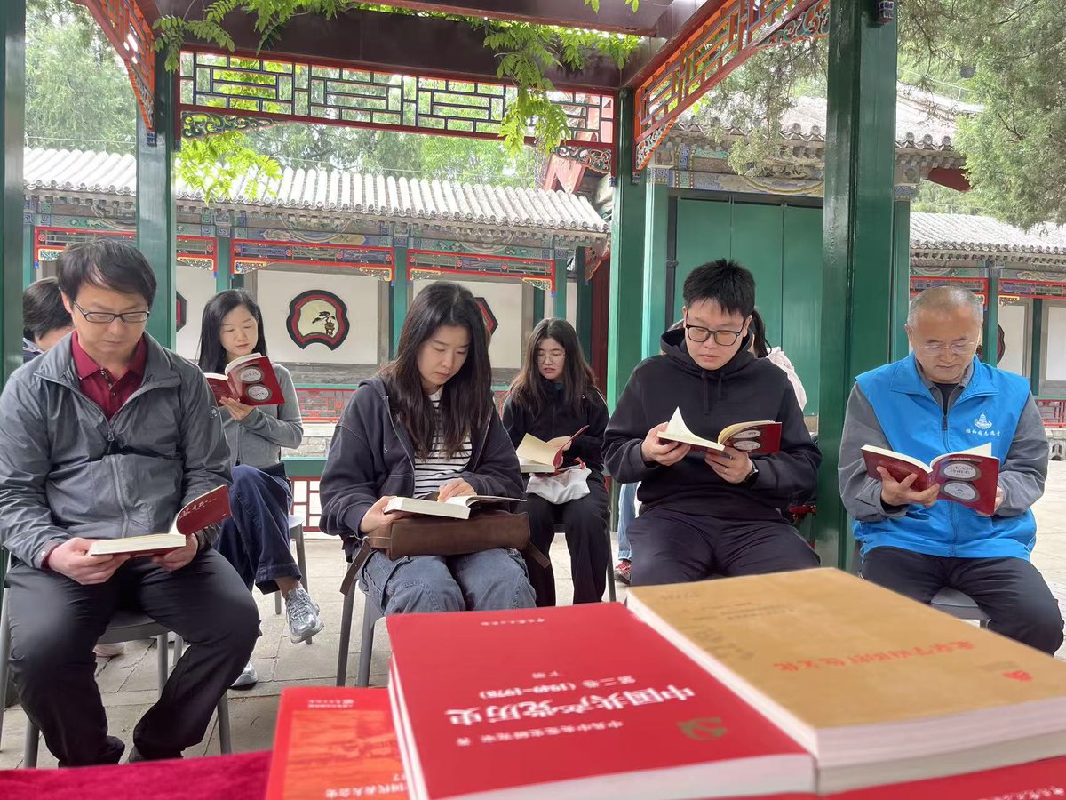 BeijingEvening's tweet image. Read in the park! The Summer Palace in #Beijing has opened multiple reading areas, offering a blend of "bookish fragrance and tea aroma" by Kunming Lake.