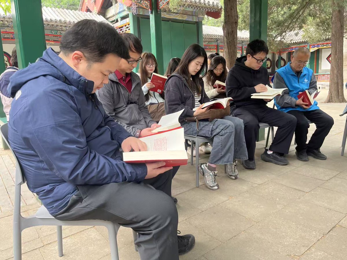 BeijingEvening's tweet image. Read in the park! The Summer Palace in #Beijing has opened multiple reading areas, offering a blend of "bookish fragrance and tea aroma" by Kunming Lake.