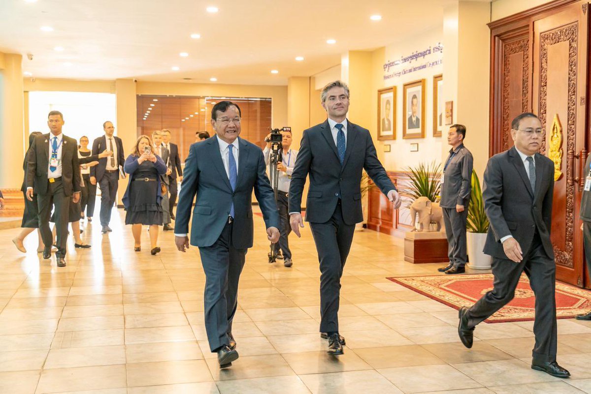 BudrysKestutis's tweet image. 🇱🇹🤝🇰🇭 Great meeting today in Phnom Penh with Deputy Prime Minister and Foreign Minister @Prak_Sokhonn. We discussed expanding our bilateral ties, strengthening the #EU - #Cambodia dialogue, and our shared respect for the fundamental principles of international law, sovereignty,