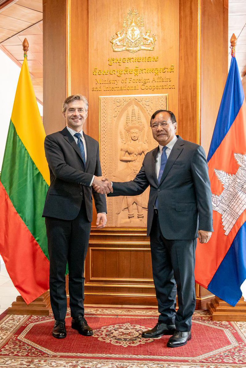 BudrysKestutis's tweet image. 🇱🇹🤝🇰🇭 Great meeting today in Phnom Penh with Deputy Prime Minister and Foreign Minister @Prak_Sokhonn. We discussed expanding our bilateral ties, strengthening the #EU - #Cambodia dialogue, and our shared respect for the fundamental principles of international law, sovereignty,