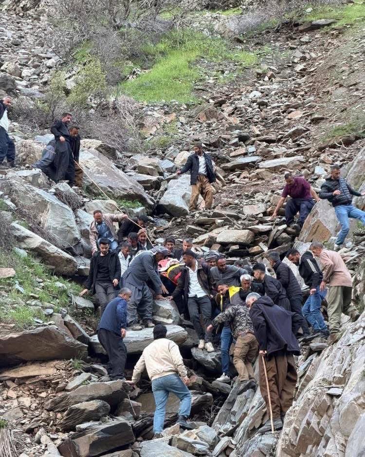 Şırnakta pancar toplamaya çıkan Kadir E. (55), kayalıklardan düşerek yaralandı. 
Köylüler, halat yardımıyla yaklaşık üç saat süren çalışmayla yaralıyı mahsur kaldığı yerden çıkararak sağlık ekiplerine teslim etti. 
Hastaneye kaldırılan adamın sağlık durumunun iyi olduğu öğrenildi