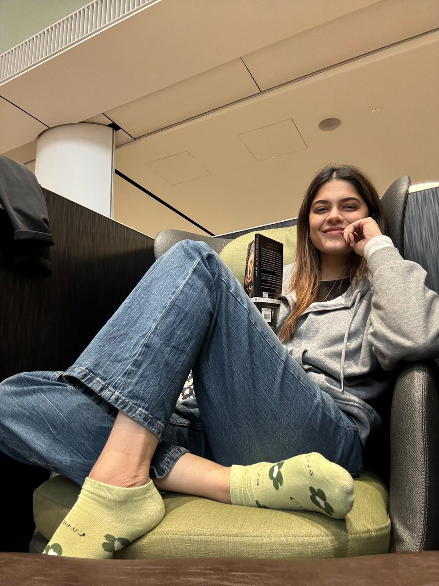 StarAshaBhat's tweet image. Love how Japan airports turn layovers into little moments of joy. Ended up joining a fun little painting class mid transit 🎨
Who even thinks of this? So thoughtful, so wholesome 😌
#tokyo #airport #thebigwave