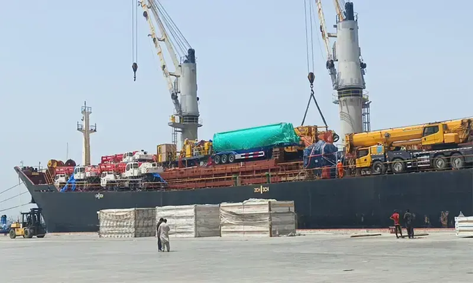 FactCheck695's tweet photo. Gwadar is stepping up as a key trade hub amid rising Gulf–Iran tensions. 
Today, two cargo ships anchored at the port

🟢MV HOM Leader arrived with 368.7 tons of machinery and general transshipment cargo.
🟢MV Dolphin 103 delivered 5,000 metric tons of MOP fertiliser. 1/2 https://t.co/ROyxwa7kw3
