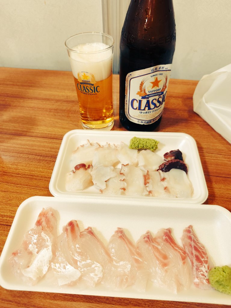 crypt_hayate's tweet photo. 地元向けの自由市場にて
イカ釣りやってんけど、
俺3分ぐらいやって諦めてんけど
クロちゃん秒で釣ってたな（笑）

キンキンに冷えた🍺に
釣ったイカと鯛とタコで
朝から🍺キメてきた！幸せ☺️♥
📍（https://t.co/fWPHHtlwrU）
#疾風オフ会
#疾風オフ会2026
#函館グルメ
#自由市場
#疾風酒 https://t.co/EWM6XRHisc