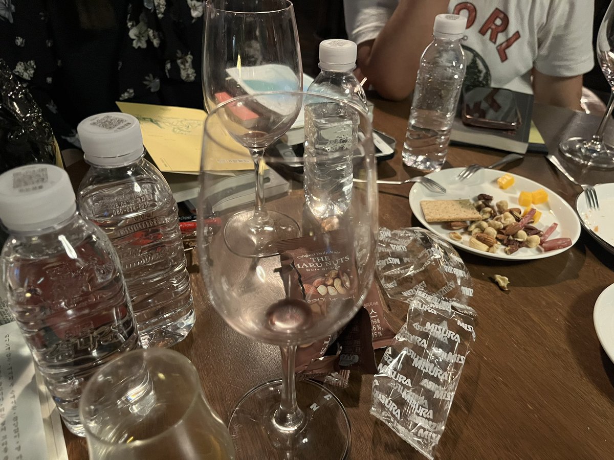writecloudpen's tweet photo. 진주 사건의 장소. 나는 나를 보러 온 사람들에게 ‘악평을 해달라’ 라고 요구했다. 내가 가진 특권과 안이함을 날카롭게 지적하는 사람들 앞에서 나를 죽어 있는 사람보다 꼼꼼히 읽어주는 마음에 감탄함 (차도하 인용). 진심으로 나를 깎아 뭔갈 만들고 싶다고 생각했다… 그래서 쓴 일기와 사진들 https://t.co/NzrUtKpbSs