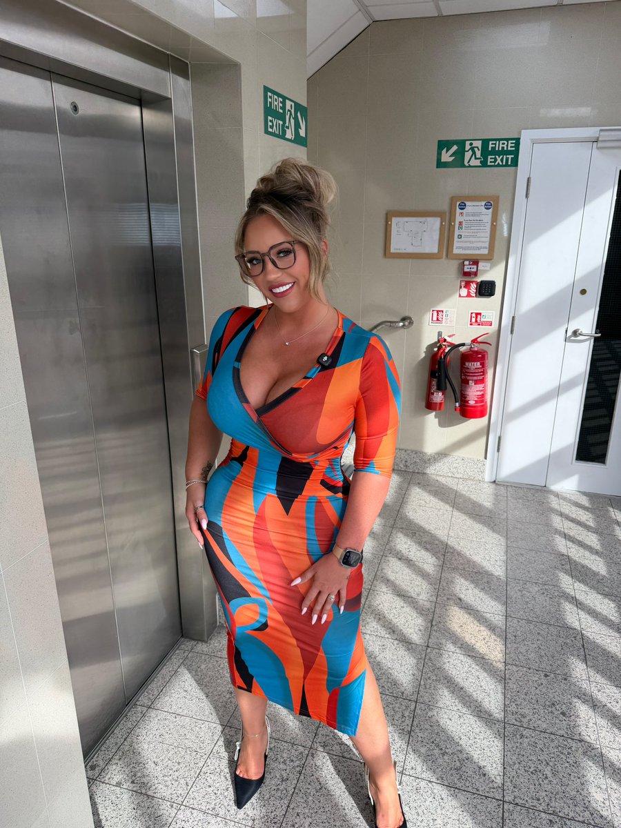 Office Mum tweet media