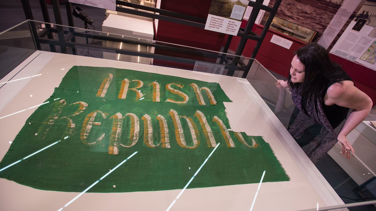 lorraineelizab6's tweet image. #Otd 1916: Irish tricolour flag raised above Dublin's GPO by Gearóid O'Sullivan. Eamon Bulfin raised Irish Republic flag. Theobald Wolfe Tone Fitzgerald painted it in home of Constance Markievicz. irishtimes.com/news/ireland/i… microsites.museum.ie/1916objectstor…