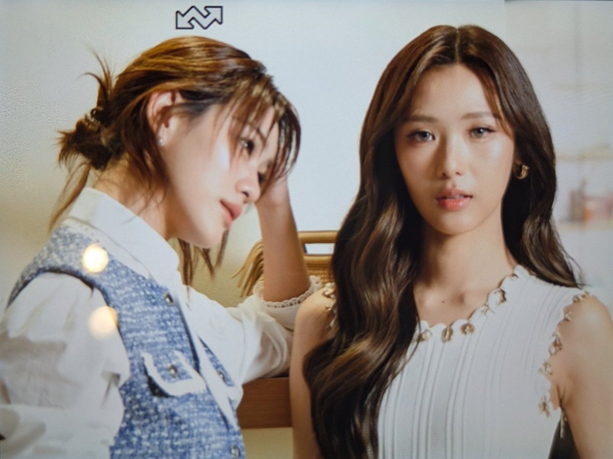 OH WOW THIS IS AN INSANE SHOT

MAJE PARIS WITH EMI    
#MajeParisXEmiMAJE   
OPENING WITH FILM    
#MajeParisXFilm