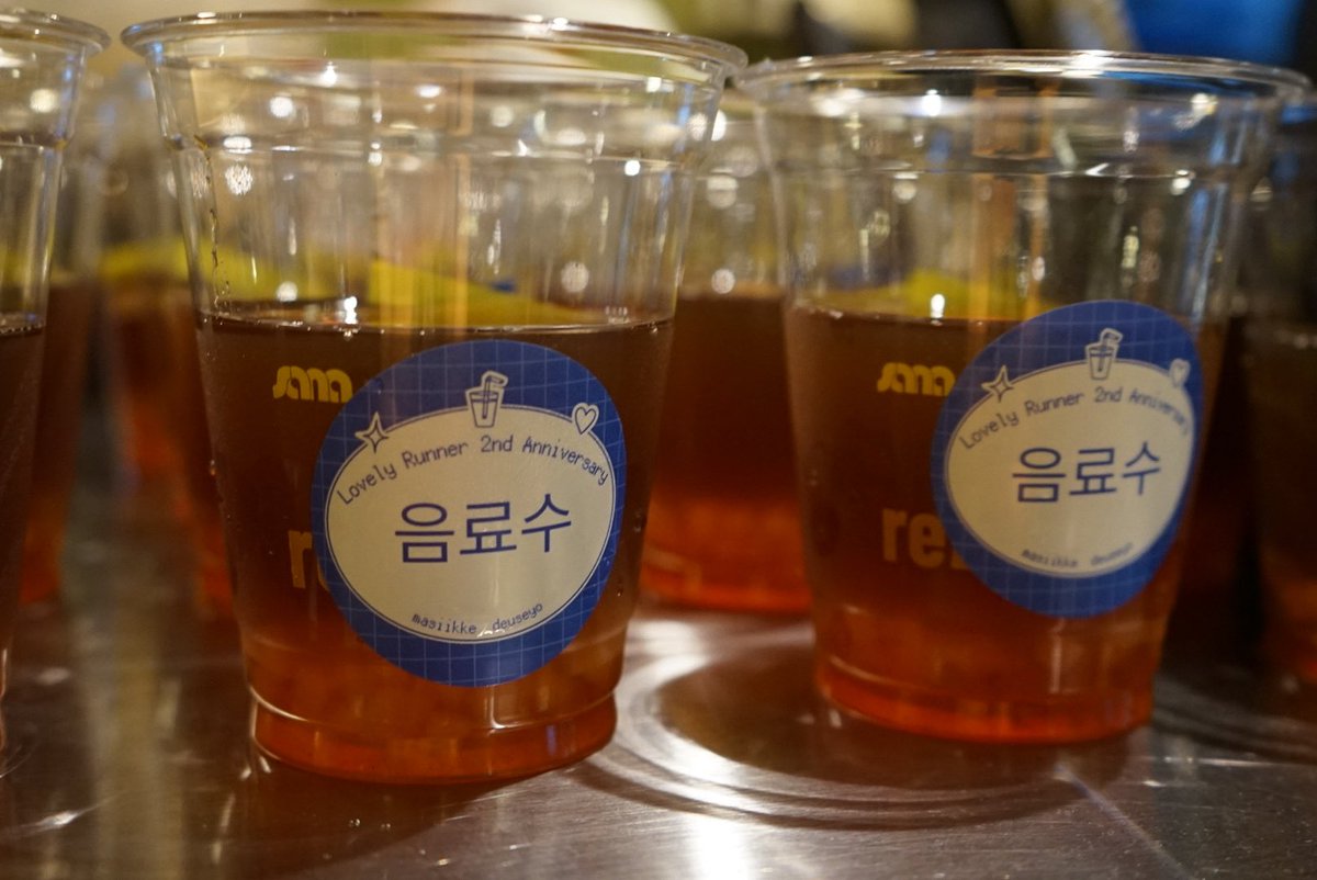 peachicatong's tweet image. Sok atuh ambil makanan, kue dan minumannya ya, jangan lupa minumnya pakai sedotan #LovelyRunner tergemas jerih payah @agoodfangirl 🥹🫰🏻

#LovelyRunner2ndAnniversary main bareng subeom 💙💛