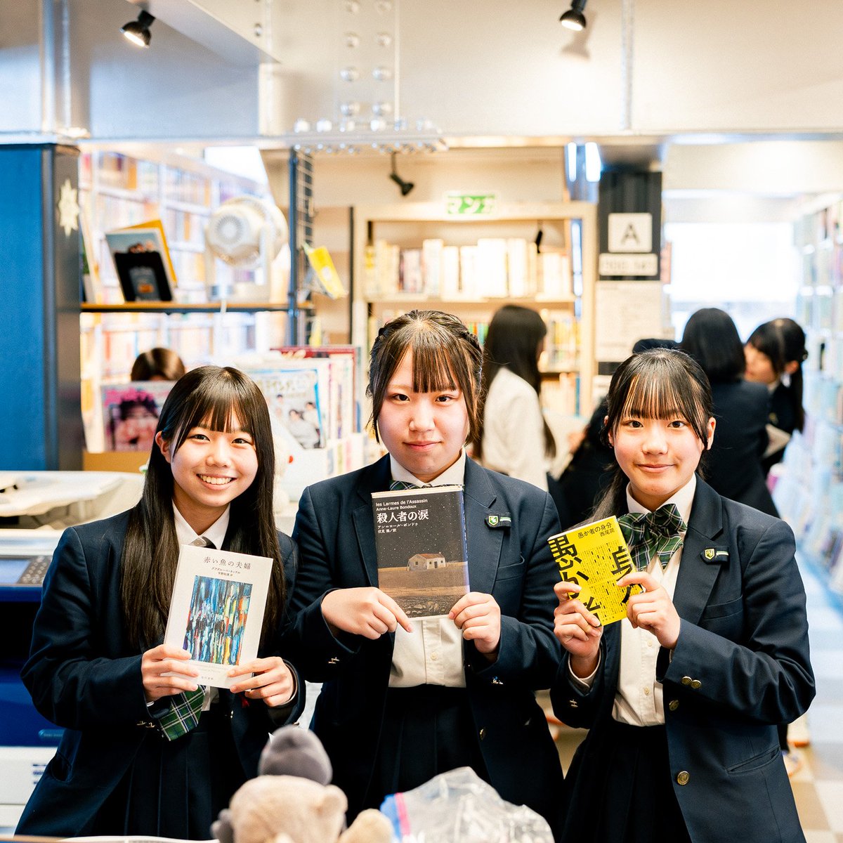 新入生向け図書館ガイダンスの時期。「高校生になりました～」と、6年コースの高1生が会いに来てくれました。新入生とはいえ、使い慣れた図書館で好きに本を探し、とっくに慣れ親しんだ司書の先生に声をかけてくれます。高校でもたくさん図書館使ってね！