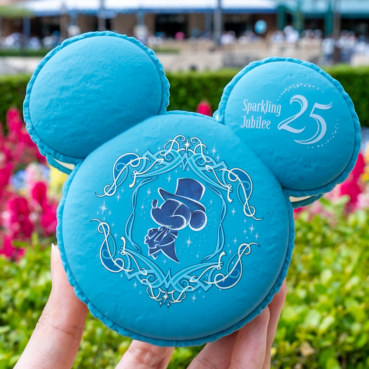MezzoMikiD's tweet photo. 東京ディズニーシー25周年“スパークリング・ジュビリー”」
ミッキーマカロン（ホワイトチョコ） 、スーベニアケース付き
「セバスチャンのカリプソキッチン」にて販売中☆
https://t.co/ATAUIvvyA0 https://t.co/F5ESy1ApmU