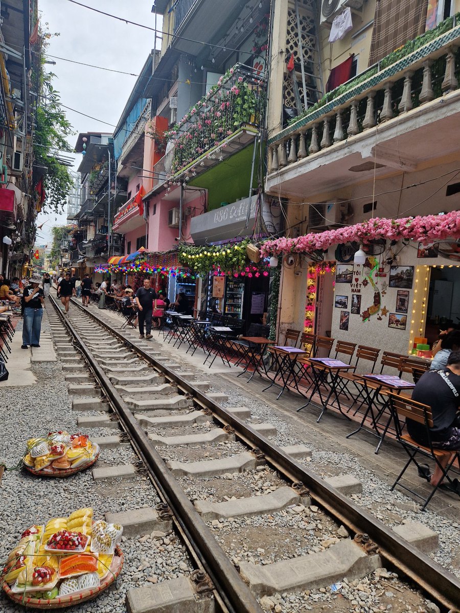 Sukani123's tweet image. Die Eisenbahnstraße in Hanoi!
Tourihotspot vor dem Herrn! Aber für mich definitiv ein must do!🤩🤩🤩
Habe gefragt, wann der nächste Zug kommt, also, entweder um 13:15h, 13:30h oder um 15:30h.
Egal, es sind noch Plätze frei!
#Vietnam ❤️