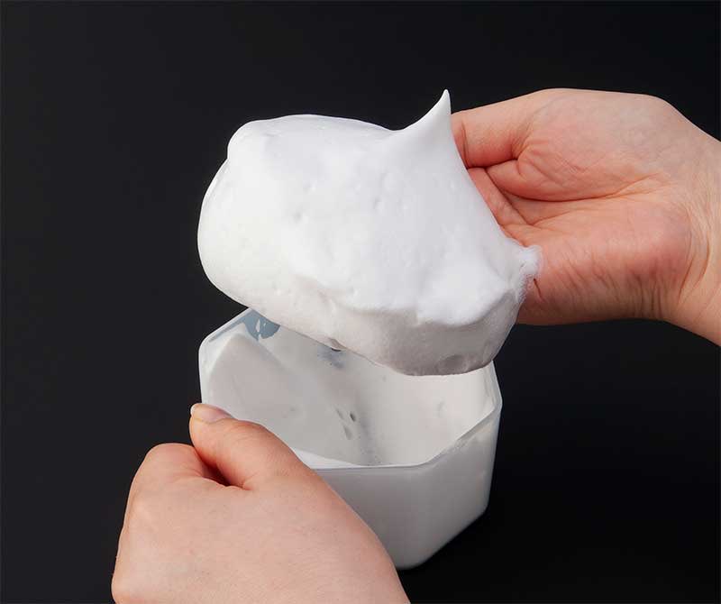 海外の方へ

正解は洗顔泡立て器でした！
洗顔液やクリームをこの中に入れて取っ手を上下に10回ほどさせるとふわふわのクリームが出来上がって顔を洗えるよ！