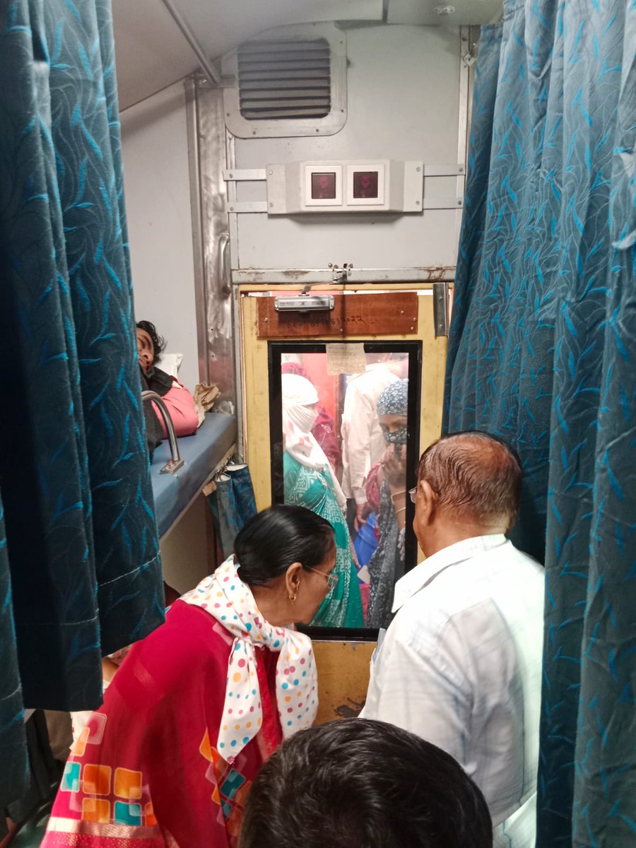 ramsevaks8's tweet photo. @GM_CRly @RailMinIndia @AshwiniVaishnaw 
TRAIN 15017 2A both Entry Has been Blocked by waitlisted Paseengers no use of Money being used to get Reservarion in 2 TIER. 
Need Immediate Clearnace https://t.co/1E2wkPYD7R