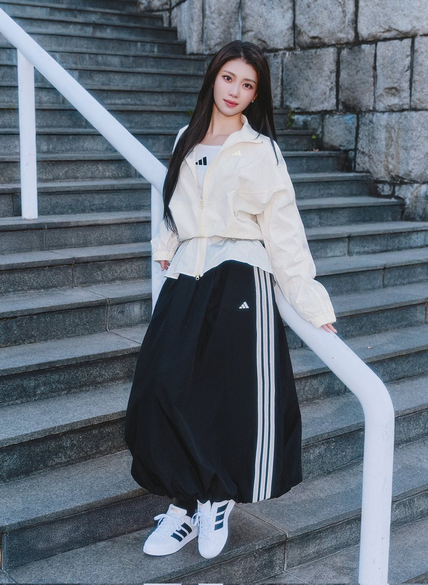 ShaBeMeow's tweet photo. How is Xiaoting not in the 4th gen visual line when she serves face like this every single time??? https://t.co/za7yws3Swr