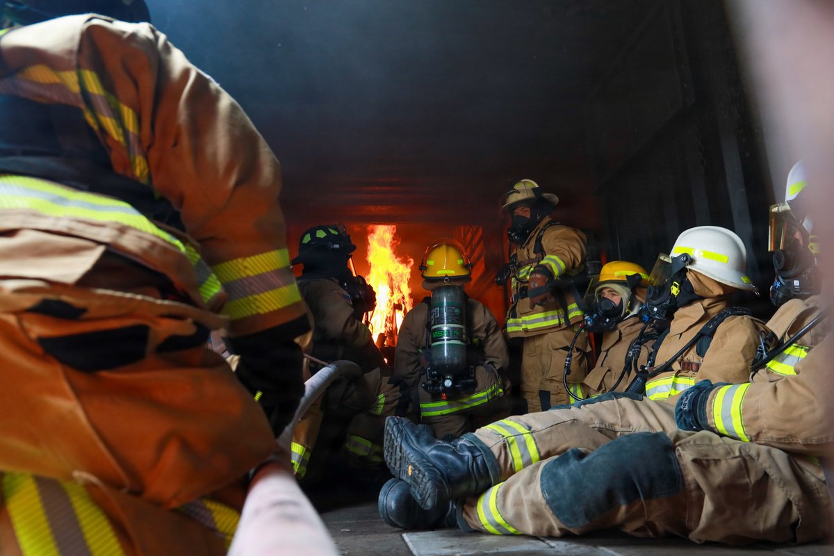 1stMAW_Marines's tweet image. MWSS-174: Fighting fires since the ’80s 🔥

U.S. #Marines with MWSS 174 and #Airmen with 8th Civil Engineering Squadron practice proper #firefighting procedures during a controlled practice fire.

@KunsanAirBase, Jeollabuk-do, South Korea, April 10, 2026.