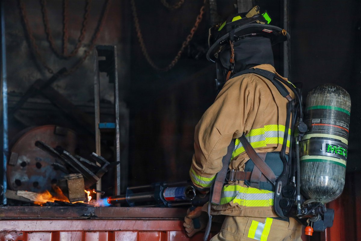 1stMAW_Marines's tweet image. MWSS-174: Fighting fires since the ’80s 🔥

U.S. #Marines with MWSS 174 and #Airmen with 8th Civil Engineering Squadron practice proper #firefighting procedures during a controlled practice fire.

@KunsanAirBase, Jeollabuk-do, South Korea, April 10, 2026.