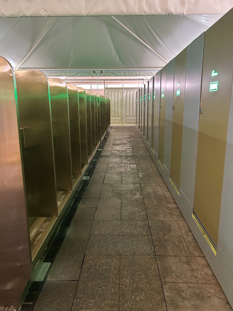 BeijingEvening's tweet image. Tent-style public toilets near #Tiananmen area in #Beijing have been upgraded with accessible restrooms and bag hooks.