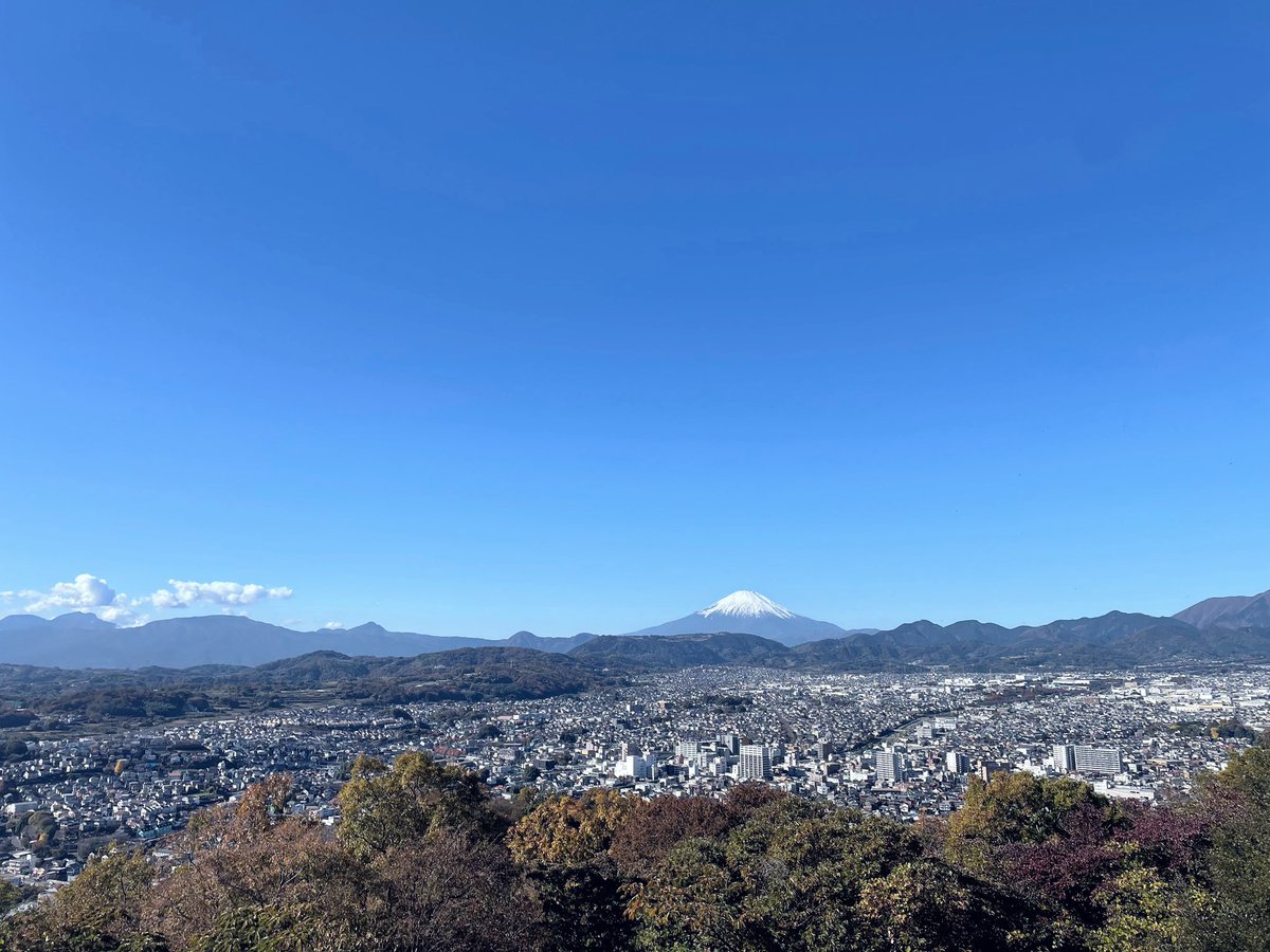 shimobeeeeee's tweet photo. @shortcut3 弘法山公園権現山展望台からの眺めがピッタリ一致でしたー https://t.co/lA0IvyJL6q