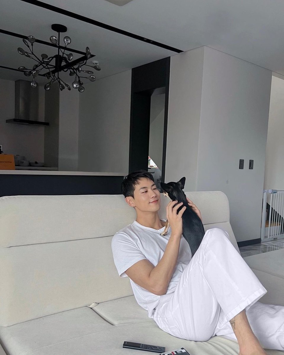 Tumben om om satu ini di rumah tanpa ada occasion. Hmmm... Curiga.