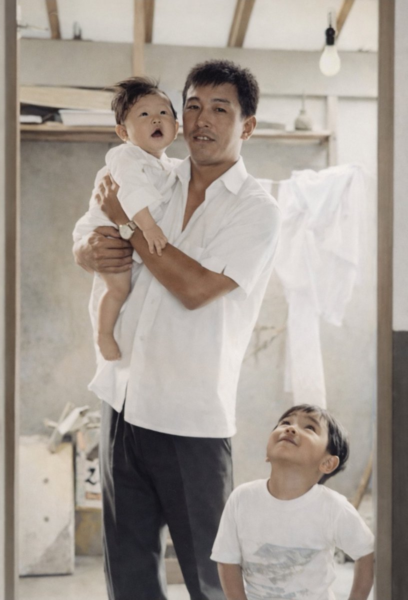 命の交換 ― 父と私の
静かな詩

父・三田村勇が去る少し前。

幼い私は、風呂場の冷たい水の中で、
父に逆さに抱えられ、深く沈められた。  息が泡となり、消えていく。

意識の灯が、細く、細く、揺らめく中で、
私は静かに思った。

「このまま、私は死ぬのだ」と。
