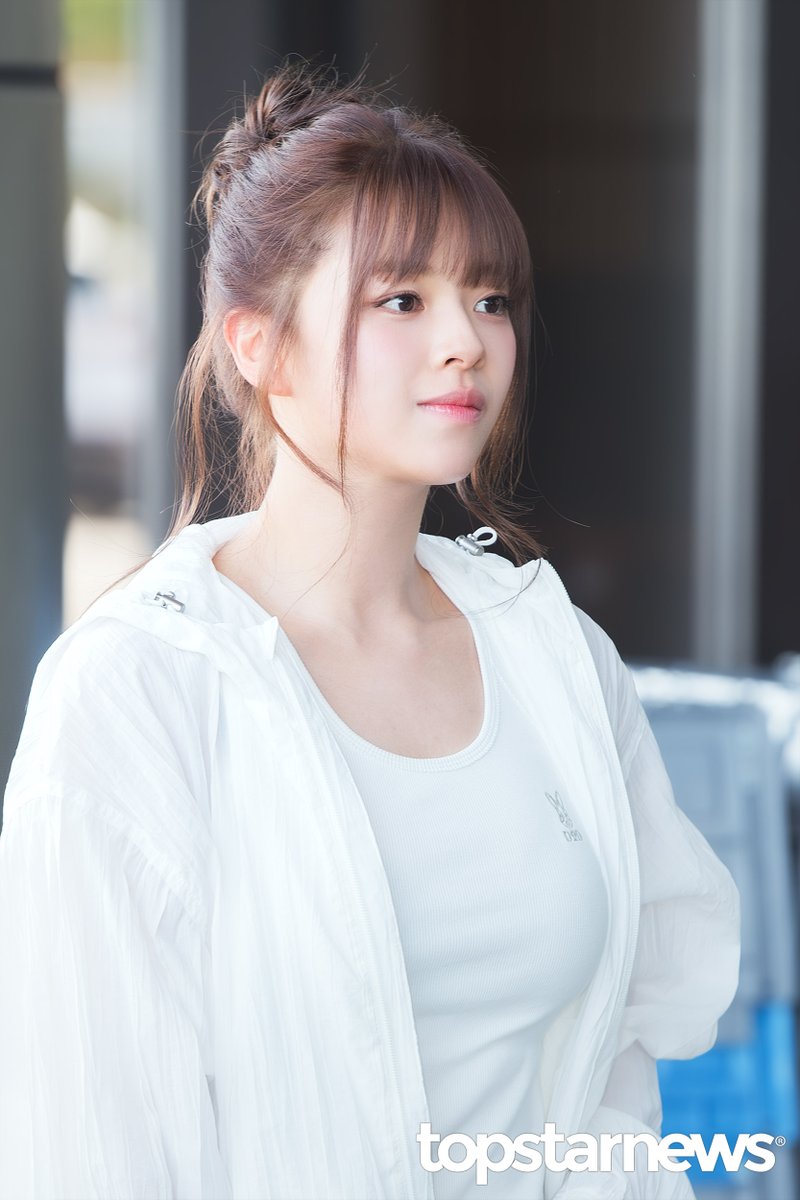 TSN_PHOTO's tweet image. [HD포토] 트와이스 정연, ‘미모 불변의 법칙’ (김포공항 출국) #정연 #트와이스 #TWICE #김포공항 #출국 #입국 #프리뷰 topstarnews.net/news/articleVi… &amp;lt;- Original Photo