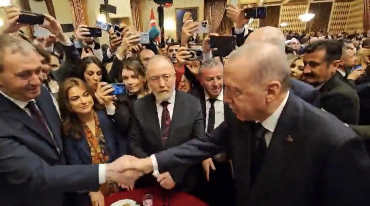 mmaarufataoglu's tweet photo. Mühür Kimde, İrade Kimde? Kürt Siyasetinde Kritik Kırılma 

Maaruf Ataoğlu 

Tuncer Bakırhan’ın TBMM resepsiyonunda yaptığı konuşmasında “mühür sizde, Süleyman da sizsiniz” ifadesiyle barışın Recep Tayyip Erdoğan’ın iki dudağı arasında olduğunu ima eden değerlendirmesi, yüzeyde pragmatik bir siyaset dili gibi görünse de, derinlikte ciddi bir zihinsel kırılmaya işaret etmektedir.

Öncelikle şunu açıkça ifade etmek gerekir:
Barış, bir kişinin iradesine indirgenecek kadar dar bir mesele değildir. Barış; toplumsal mutabakatın, kurumsal aklın ve tarihsel sorumluluğun birleştiği bir zeminde anlam kazanır. Eğer bir süreç, tek bir iradenin tasarrufuna bırakılıyorsa, orada barış değil; olsa olsa kontrollü bir “sükûnet yönetimi” veya teslimiyet söz konusudur.

Bu söylem, siyasetin doğasında var olan denge ve denetim mekanizmalarını da zayıflatmaktadır. Çünkü “mühür sizde” demek; dolaylı olarak “sorumluluk da sizde, biz ise edilgen bir pozisyondayız” anlamına gelir. Oysa tarih bize defalarca göstermiştir ki, edilgen aktörlerin olduğu bir denklemde devletler kalıcı çözümler değil, geçici düzenlemeler ortaya koyar. 

Diğer yandan bu yaklaşım, Kürt siyasetinin uzun yıllara dayanan mücadele ve müzakere birikimini de gölgelemektedir. Bir halkın kaderini, tek bir siyasi merkezin inisiyatifine havale etmek; o halkın özne olma iddiasını zayıflatır ve yok eder. Siyaset, talepkâr ve kurucu bir dil gerektirir; teslimiyet ima eden metaforlarla Türkiye’ye ve Kuzey Kürdistana barış gelmez. 

Elbette ki devlet aklının ve yürütmenin süreçte belirleyici bir olü vardır. Bunu inkâr etmek gerçekçi olmaz. Ancak belirleyicilik ile mutlaklık arasında ince ama hayati bir fark vardır. Bu fark ortadan kalktığında, siyaset yerini beklentiye, strateji yerini temenniye bırakır.

Sonuç olarak;
Sayın Bakırhan’ın bu çıkışı, iyi niyetli bir çağrı olarak okunabilir. Ancak kullanılan dil ve kurulan metafor, barışın toplumsal ve siyasal çoğulculuk zemininden uzaklaştırılarak tek merkezli bir iradeye indirgenmesi riskini barındırmaktadır.

Barış, bir liderin iki dudağı arasında değil;
halkların ortak vicdanında, eşitler arası bir müzakere zemininde ve güçlü bir siyasal iradenin çoğulcu akılla buluştuğu yerde hayat bulur.

Aksi takdirde, kurulan her cümle barışı büyütmek yerine, onu daha da kırılgan hâle getirir.