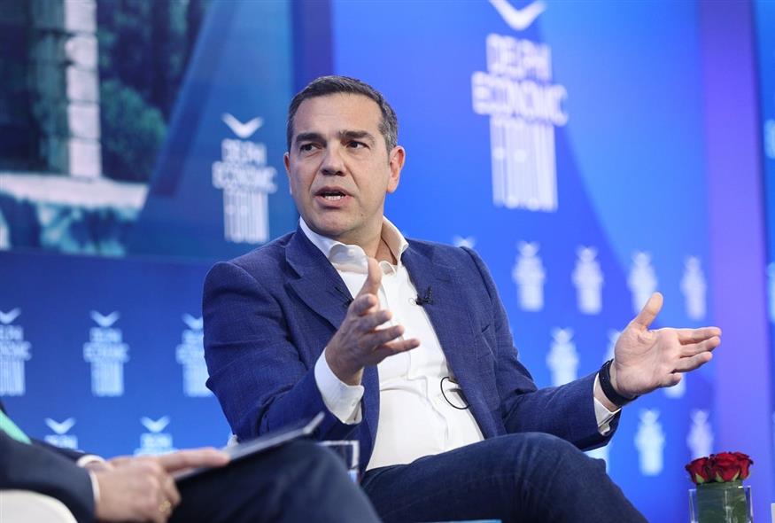 Η επιστροφή του «εμπρηστή» σε ρόλο πυροσβέστη. ​Από τους Δελφούς ο Αλέξης Τσίπρας επιστρέφει για να φέρει κανονικότητα και σοβαρότητα. Πάλι. Σαν να μην πέρασε μια μέρα, σαν να μην κόστισαν οι «αυταπάτες» του μια δεκαετία, σαν η Ιστορία να έχει πλήκτρο Delete. 

​🔹 Η νέα στολή: