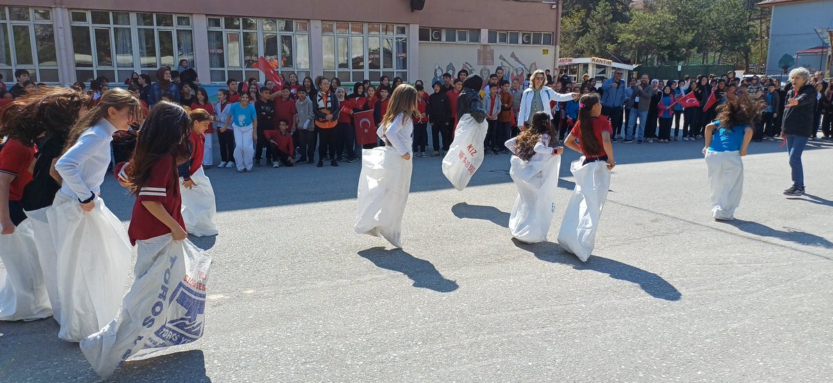 HamidiyeImam's tweet photo. 23 Nisan Ulusal Egemenlik ve Çocuk Bayramı okulumuzda yapılan törenle kutlandı. Programda emeği geçen öğretmen ve öğrencilerimize teşekkür ederiz. https://t.co/00yugMJyP0