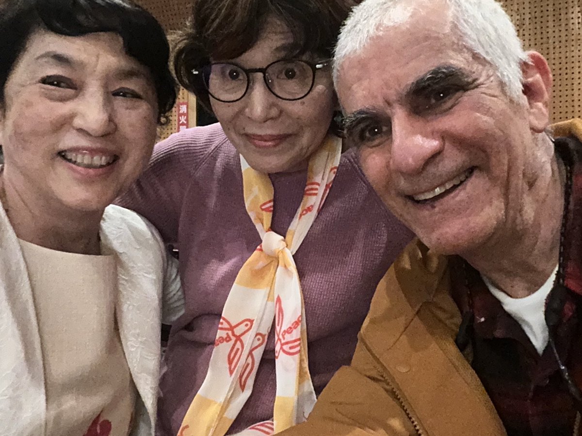 mizuhofukushima's tweet photo. 松元ヒロさんの舞台を見に行く。
ダニー・ネフセタイさんと吉川かほるさんにお会いする。
嬉しいな。 https://t.co/ZwmTrRWv0N