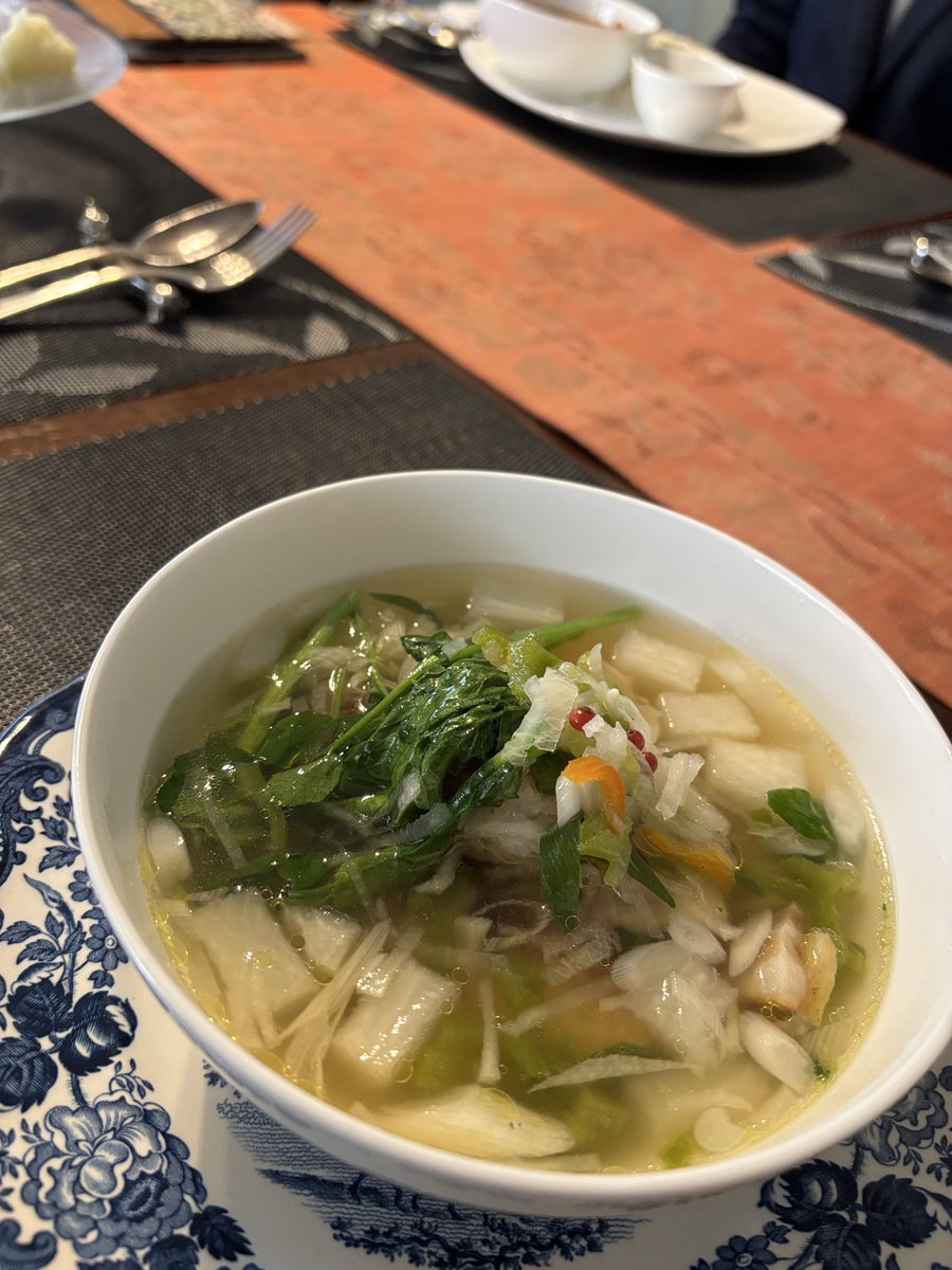 zaoherb's tweet photo. 今日はお客さんが来たので、一緒に大空カフェさんへ。
好きなお店だけど、営業日が少なめなのでタイミングが合わず久々に。
野菜スープに焼きおにぎりが入った、スープライスなるものをオーダー。
美味しい。
ただご飯入れるんでなくて、焼きおにぎりにしてるのがポイント。
ご一緒した人達も大満足。 https://t.co/gzOtubt91P