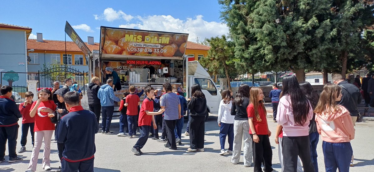 HamidiyeImam's tweet photo. Merhum Okul Müdürümüz Fikret Budak ve Kahramanmaraş'ta şehit olan öğretmen ve öğrencilerimiz için anma ve lokma etkinliği yapılmıştır. Fikret hocamıza, şehit olan öğretmen ve öğrencilerimize Allah'tan rahmet dileriz. Programda emeği geçenlere teşekkür ederiz. https://t.co/xZGZ2RgOBQ