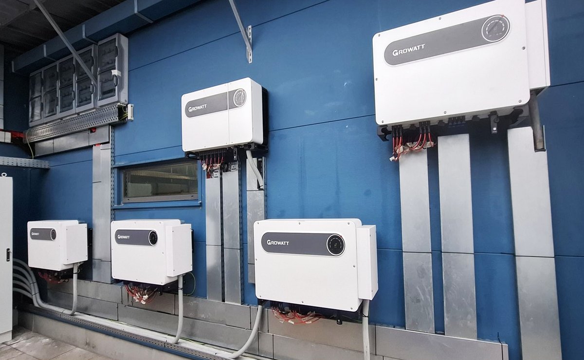 GrowattInverter's tweet photo. A 600 kW rooftop PV project has been successfully delivered in Hungary. Five of Growatt Growatt MAX 100-150KTL3-X LV inverters play an important role in this commercial rooftop solar system.
Learn more: https://t.co/Muo2zortTV
#Growatt #SolarHungary https://t.co/7cJXNpR8cE