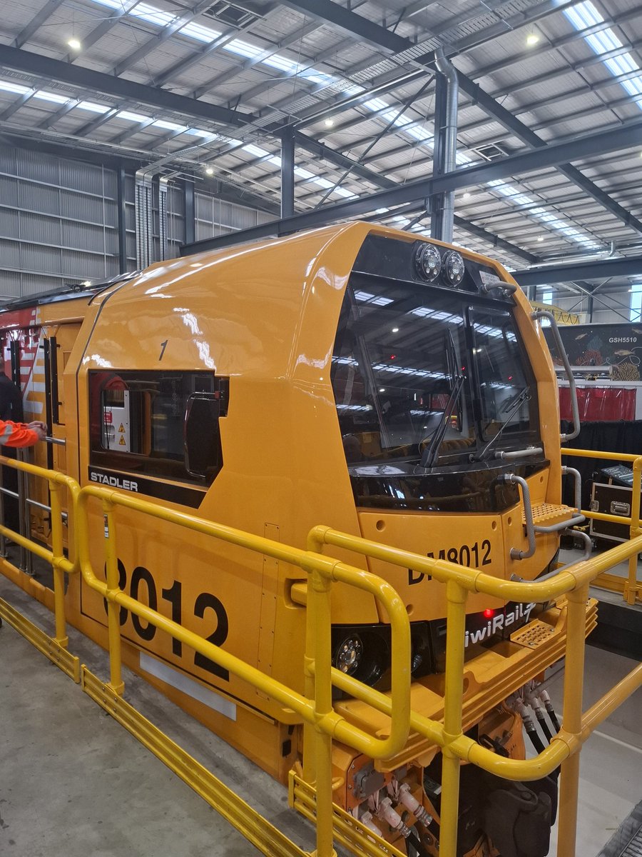 EmbajadaEspNZ's tweet photo. Desde Albuixech 🇪🇸 hasta Nueva Zelanda! 🇳🇿 
Hoy visitamos en Christchurch junto al Ministro 🇳🇿 de Ferrocarriles las instalaciones en las que se realizará el mantenimiento de las locomotoras de bajas emisiones 🚂 fabricados por Stadler en Valencia para KiwiRail https://t.co/kHM85G06Ls