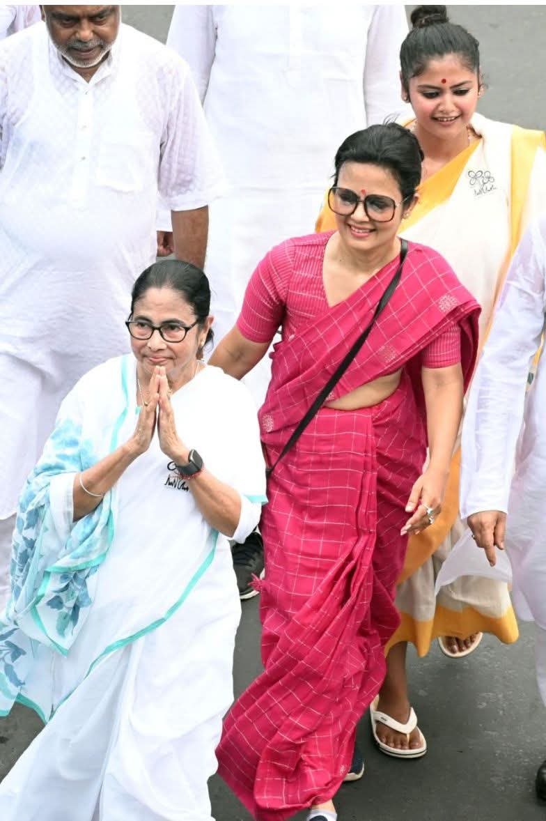 Dr_MonikaSingh_'s tweet image. 3 देवियों ने फलाने की सैकड़ों की फ़ौज की नाक में दम कर रखा है ! 
ममता, महुआ और सायोनी.. सब एक फ़्रेम में