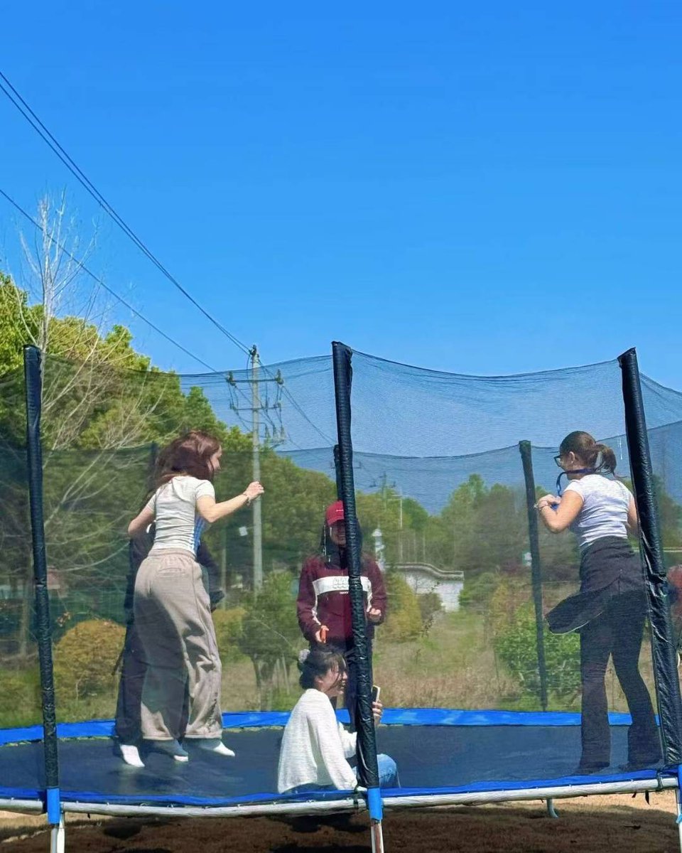 ZJU_China's tweet image. Cycling, frisbee, and outdoor cookouts—enjoying the fun of outdoor activities with students at ZJU International Campus! 🚴‍♀️🥏☀️

Photos: 浙江大学国际校区书院
#GlobalZJU #CampusLife #Springvibe #StudentLife #OutdoorFun #Cycling #Frisbee #Picnic #cooking #outdoorcooking