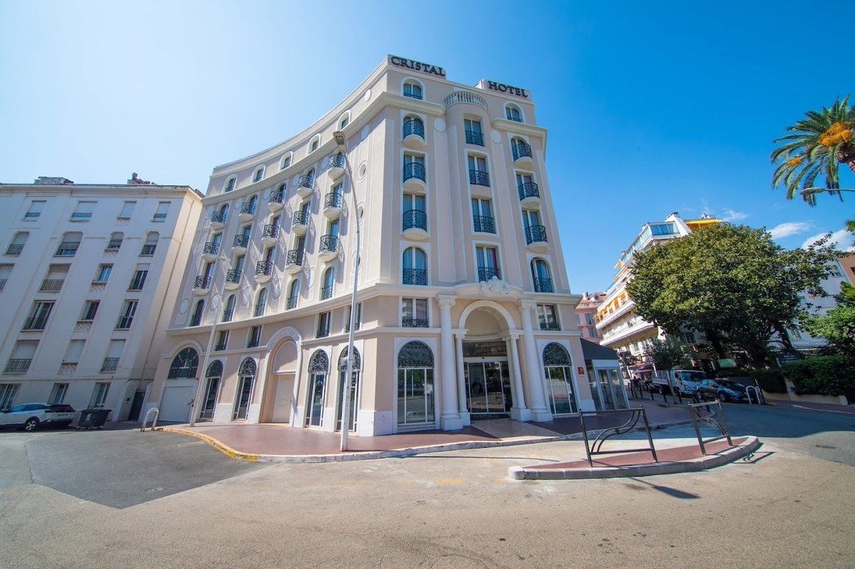 yataa_fr's tweet photo. Ça fait combien de temps que t'as pas vu la mer ? 🌊

Week-end à Cannes dans un Hôtel 4⭐️ 
Piscine sur le toit + petit dej dès 151€ pour 2 nuits

▶️ https://t.co/mNWyxD0agX https://t.co/5DpKRISybv