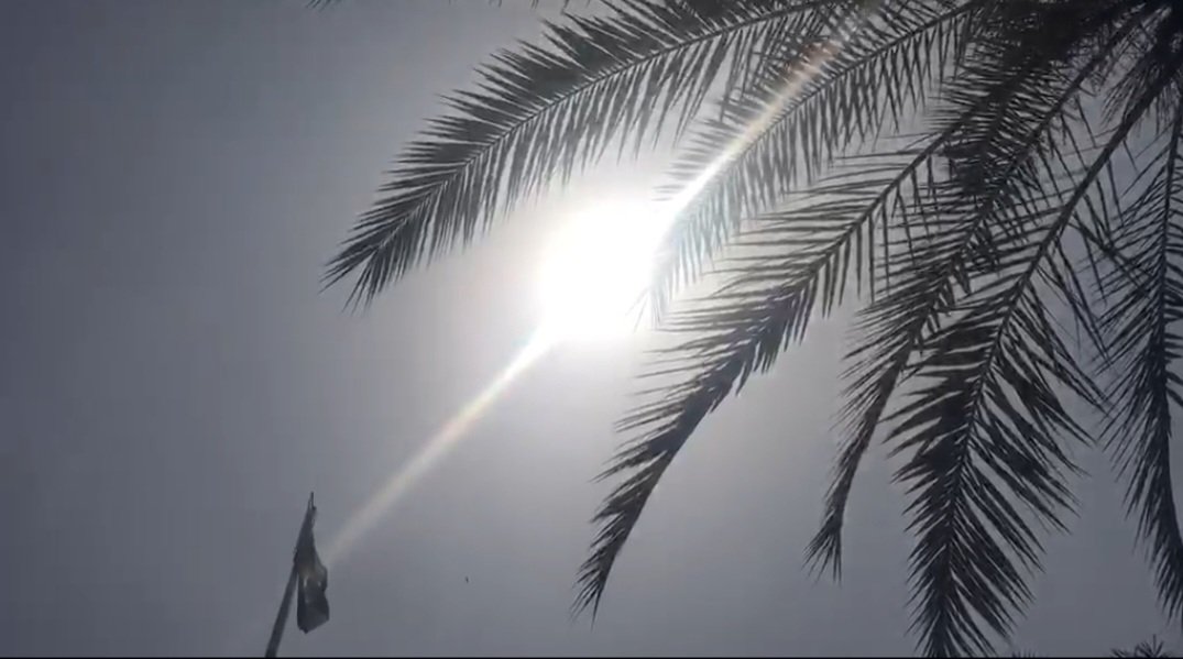 sohailimrangeo's tweet image. سورج آج بھی پوری آب و تاب کے ساتھ 
درجہ حرارت 41 سنٹی گریڈ تک جانے کا امکان ہے 
#Lahore