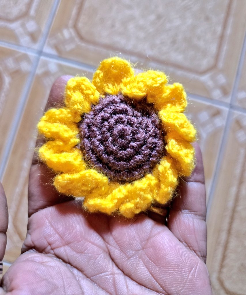 prestine_pearls's tweet photo. Sunflower 🏵️
#my_art
#crochet https://t.co/w8K0xyyRQn