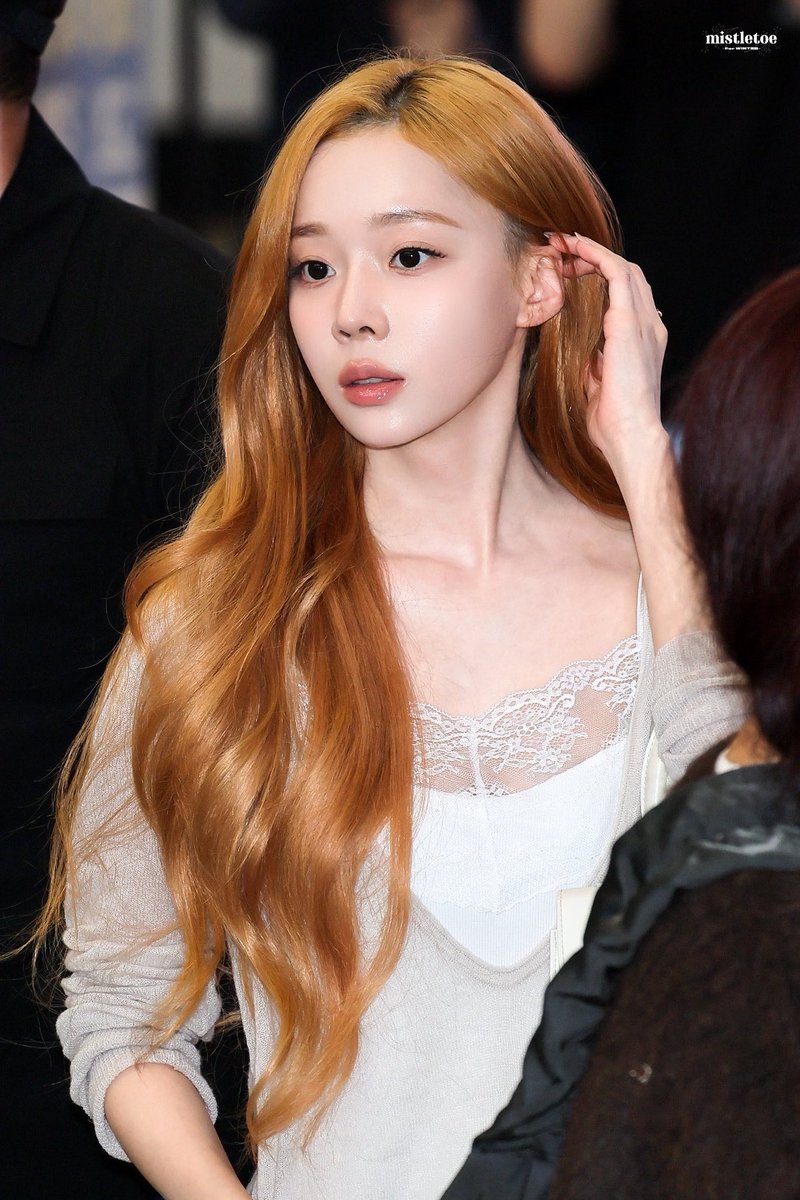 SHE'S SO GORGEOUS????????