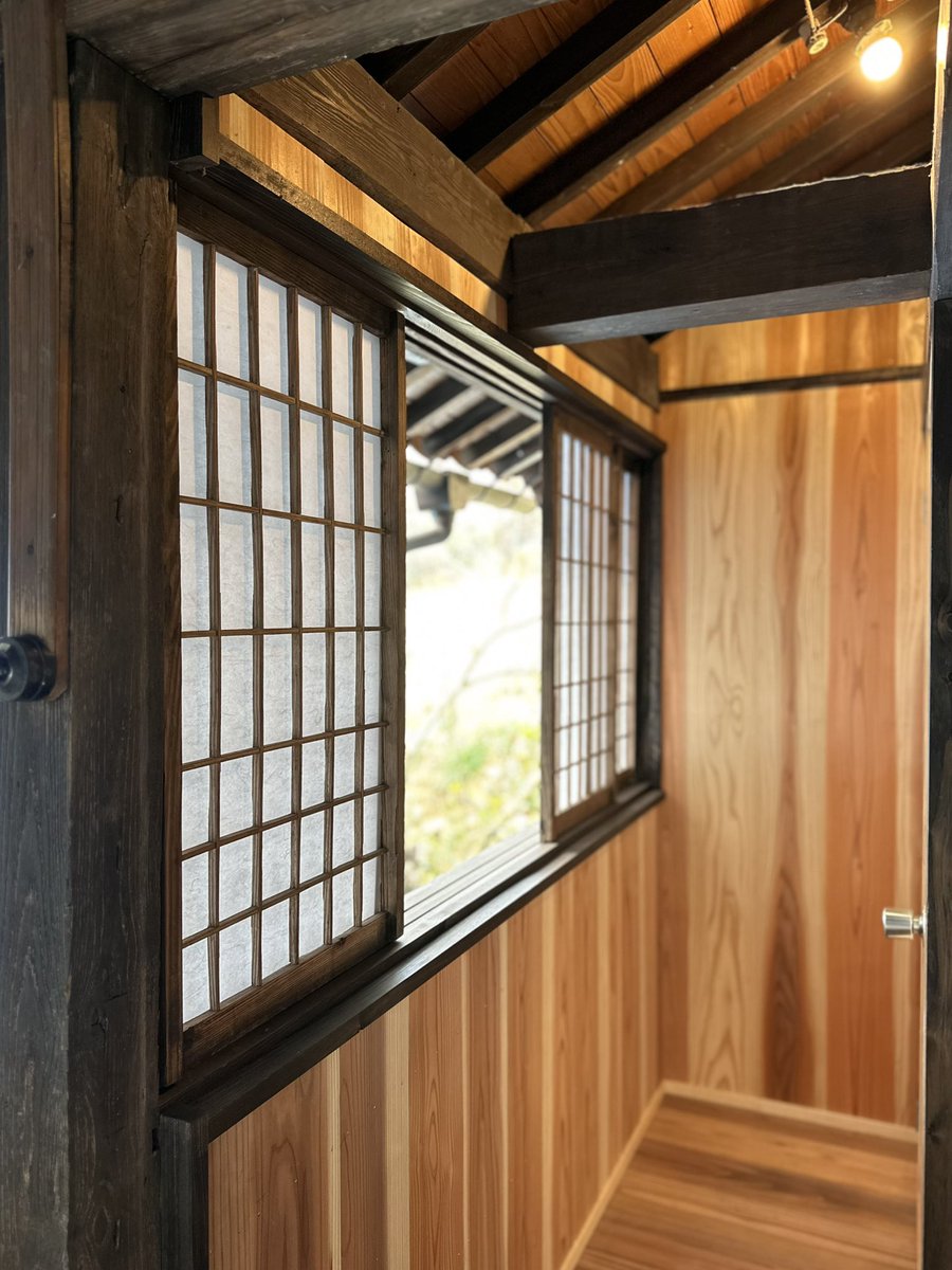 komeko__note's tweet photo. 築160年の古民家のトイレをリフォーム。
化学物質過敏症の方で、接着剤などが体が受け付けないとのこと。極力【 自然なもの 】を使いました🌳

なんとトイレも大工さんが木で製作😳
(コンポストトイレ)

古いものを生かしながら、木の温かみを感じる空間になりました✨

#古民家 #トイレリフォーム https://t.co/vxz8H1sMhq
