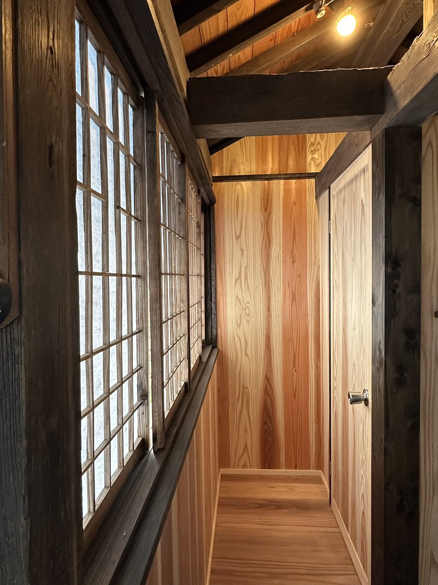 komeko__note's tweet photo. 築160年の古民家のトイレをリフォーム。
化学物質過敏症の方で、接着剤などが体が受け付けないとのこと。極力【 自然なもの 】を使いました🌳

なんとトイレも大工さんが木で製作😳
(コンポストトイレ)

古いものを生かしながら、木の温かみを感じる空間になりました✨

#古民家 #トイレリフォーム https://t.co/vxz8H1sMhq